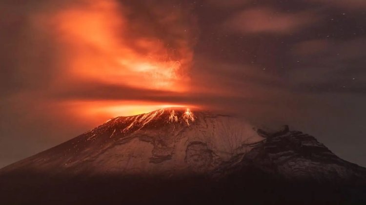 Meksika'nın Popocatépetl Yanardağı Püskürmesini ve Kül Kusmasını Görün